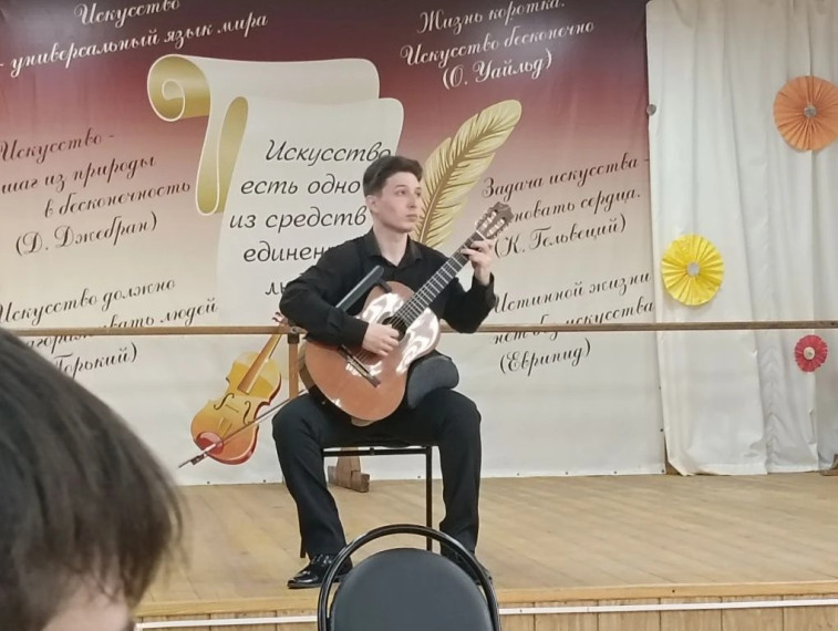 Обучающиеся 8А и 8Б классов МОУ «СОШ № 24 им. В.И. Пономаренко»  посетили концерт "Народные инструменты России" в Детской Школе Искусств № 5 г. Энгельса..