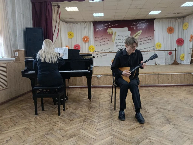 Обучающиеся 8А и 8Б классов МОУ «СОШ № 24 им. В.И. Пономаренко»  посетили концерт "Народные инструменты России" в Детской Школе Искусств № 5 г. Энгельса..